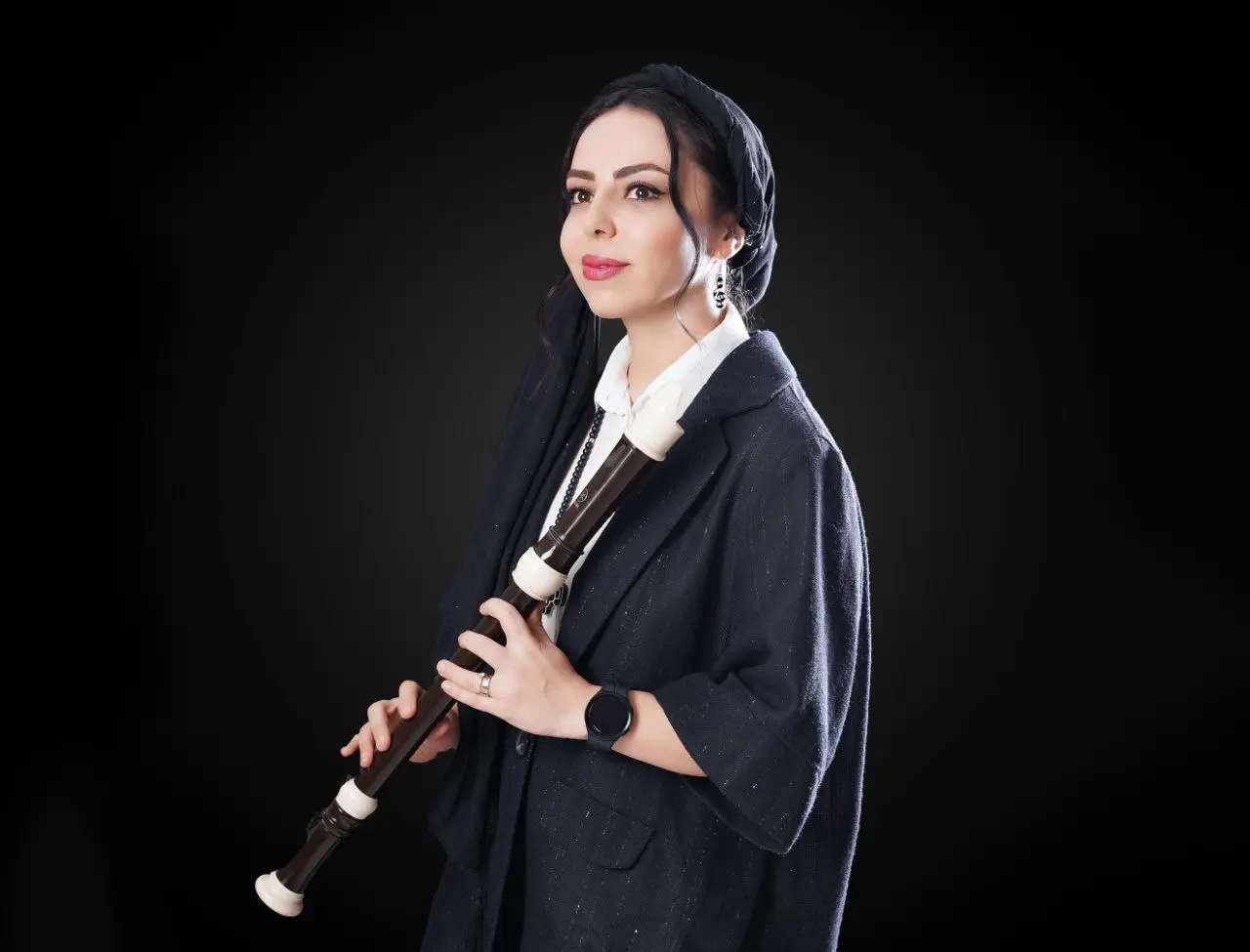 استاد نیوشا اصلانی آموزشگاه موسیقی آوا